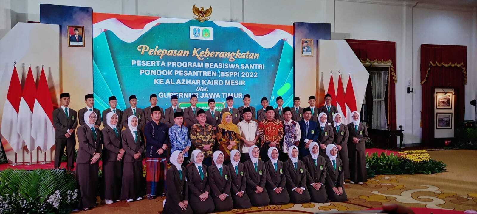 Gubernur Jatim Melepas Pemberangkatan 30 Calon Mahasiswa Al Azhar Mesir